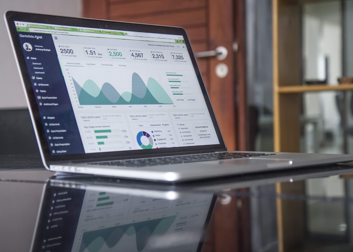 Écran affichant des données et graphiques d'analyse