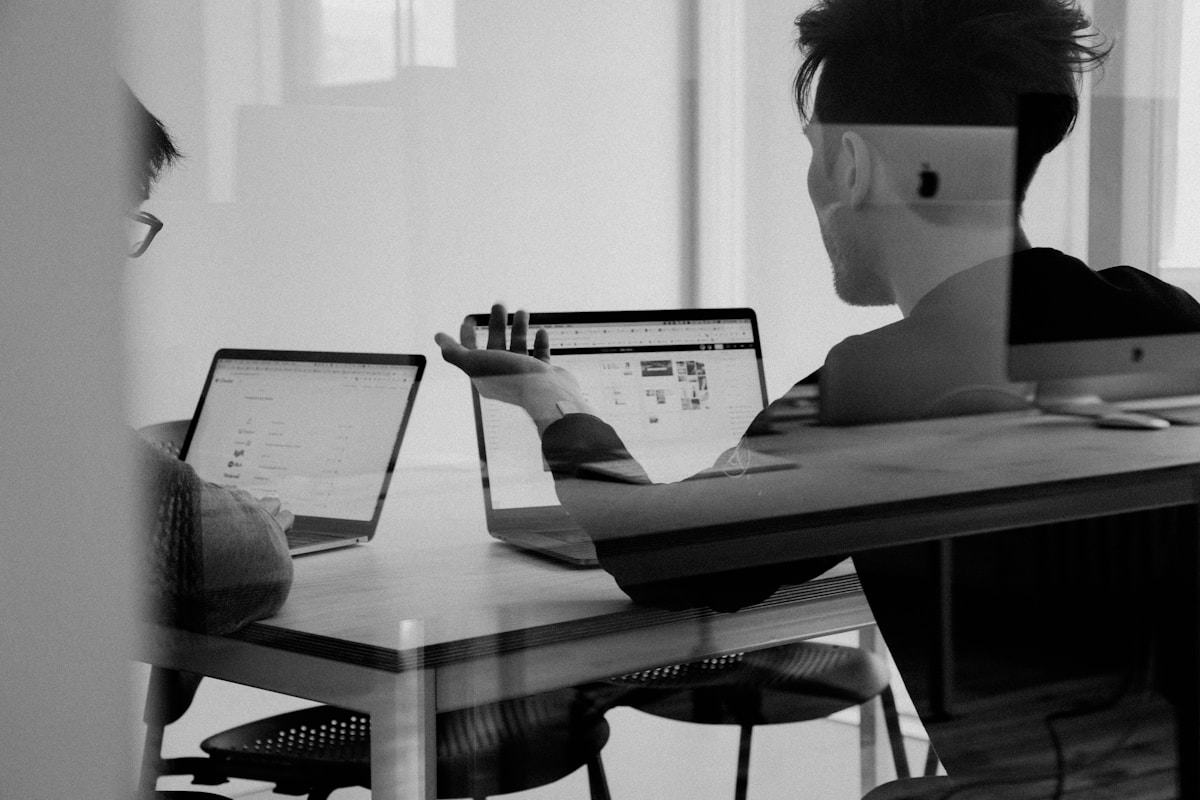 Personne travaillant sur ordinateur lors d'une formation à distance